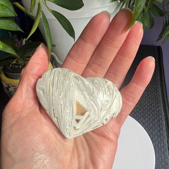 Mexican White Lace Agate Druzy Heart Carving‎ (5) - Picture 2 of 10